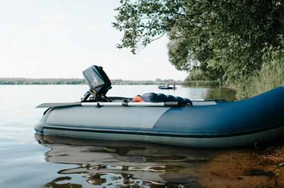 Bateau pneumatique et ses accessoires