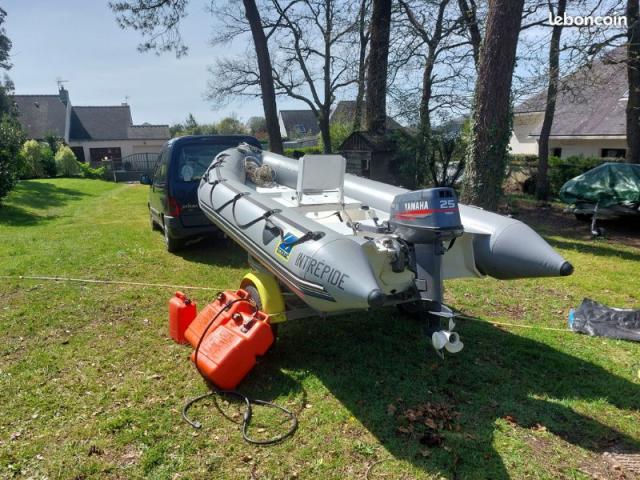 A VENDRE OCCASION BATEAU ZODIAC 420 PRO 2 AVEC MOTEUR YAMAHA 25 ET REMORQUE DE ROUTE