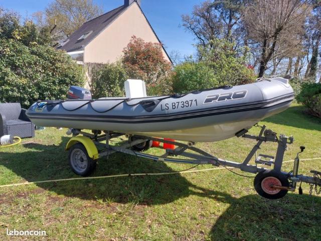 A VENDRE OCCASION BATEAU ZODIAC 420 PRO 2 AVEC MOTEUR YAMAHA 25 ET REMORQUE DE ROUTE